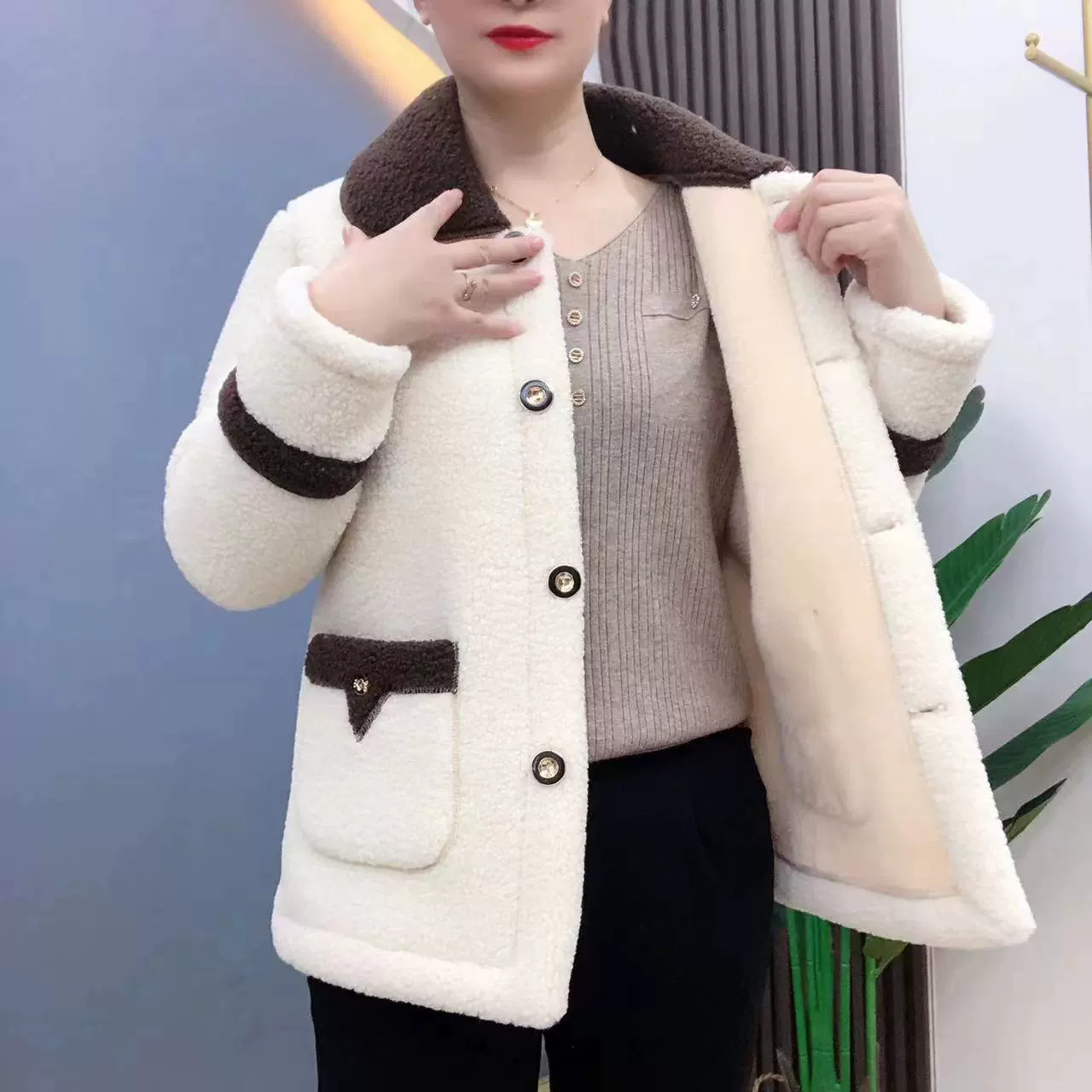 Теплый бархатный пуховик для мамы, для среднего возраста.