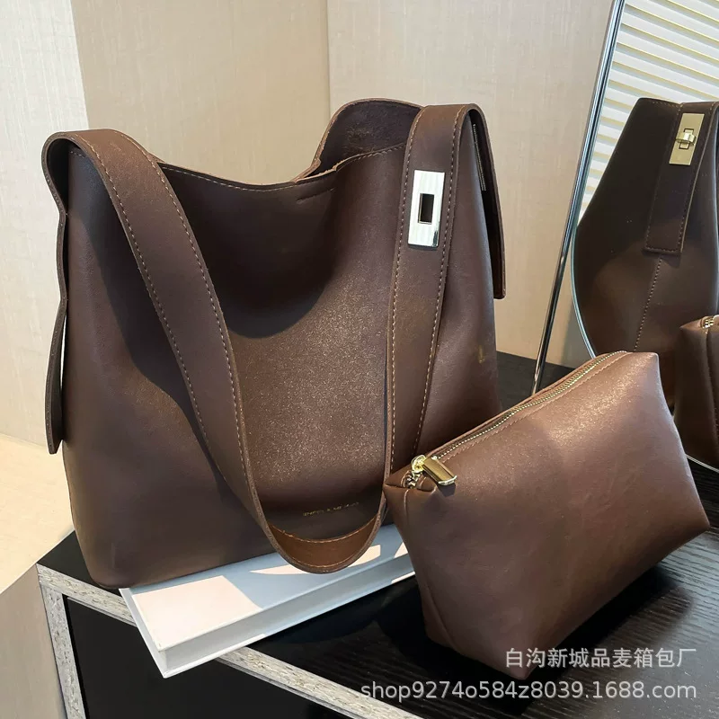 Retro fashionable capacious one-shoulder bag