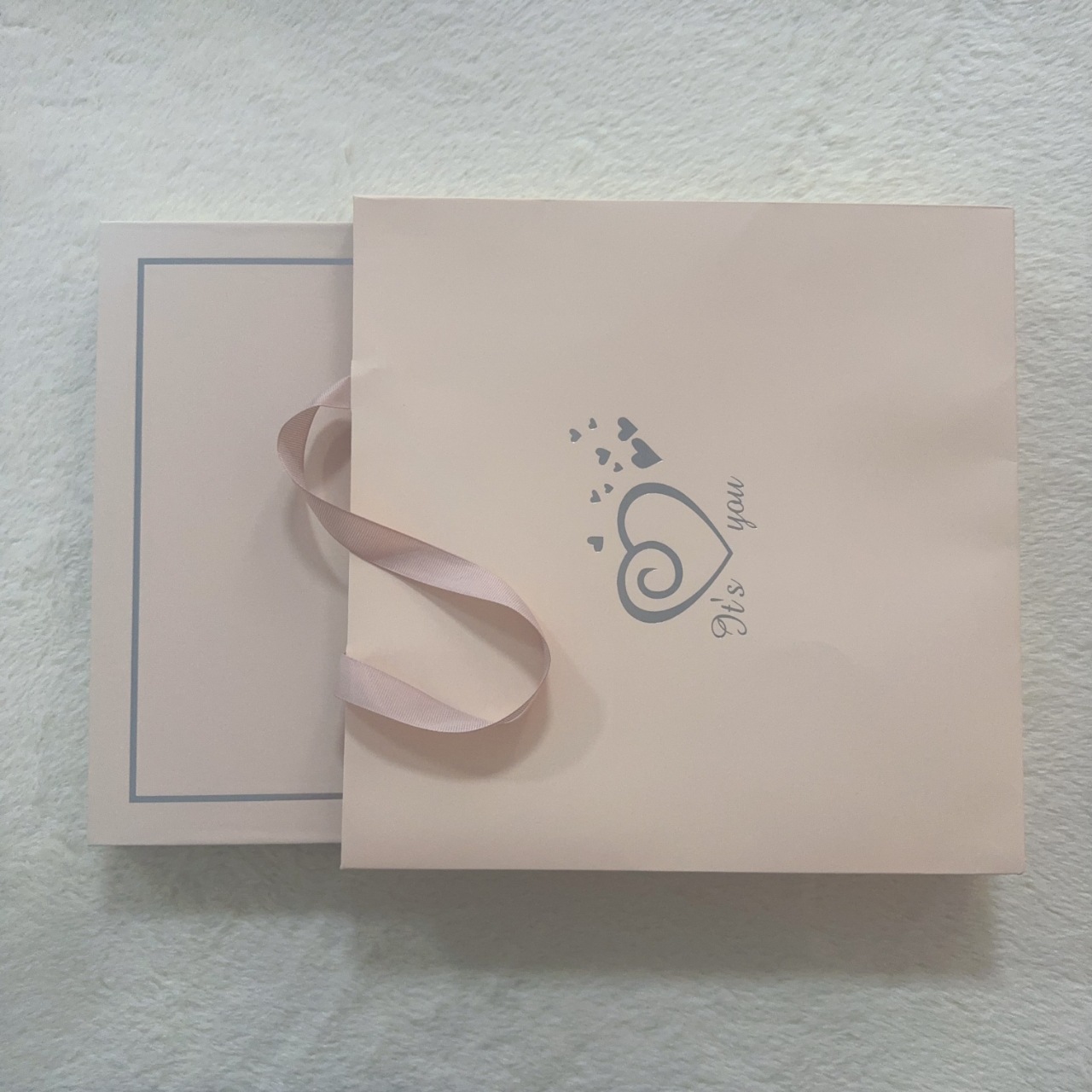Gift box + logo handbag; details are introduced