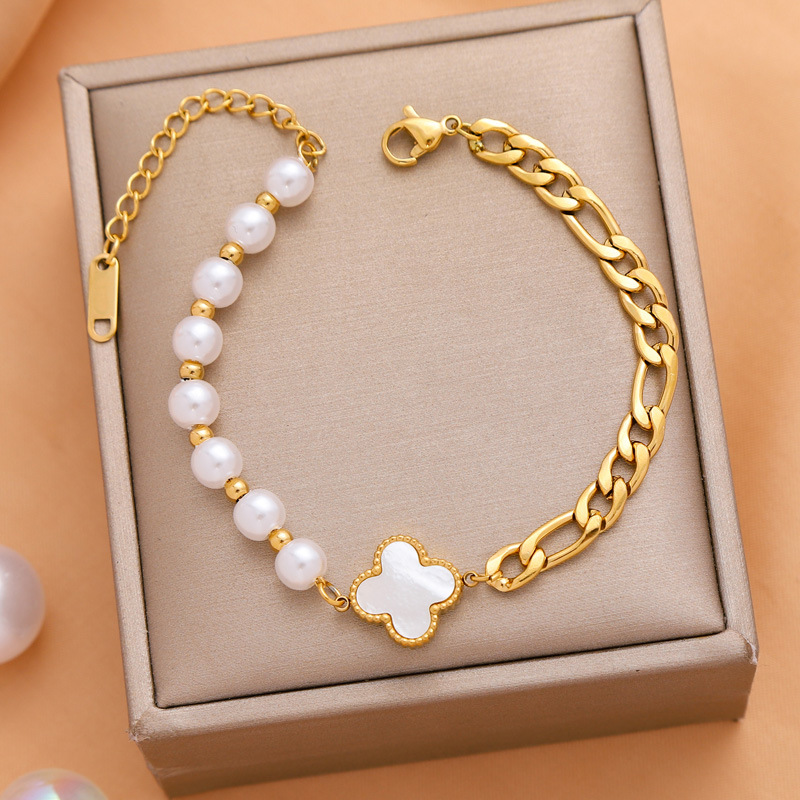 Brazalete de perlas de cuatro hojas transfronterizas de acero de titanio galvanizado al vacío para mujeres joyas de nicho exquisitas al por mayor venta caliente