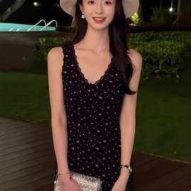 2025夏季新款时尚黑色挂脖V领波点背心连衣裙女收腰显瘦包臀长裙