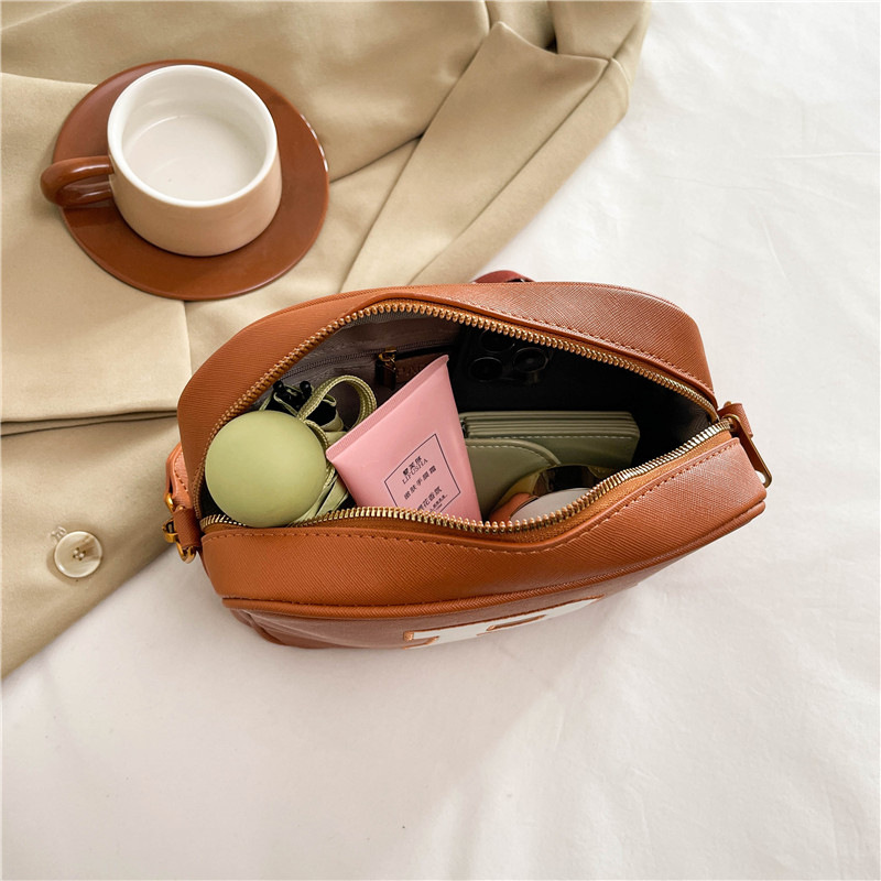 Bolsos transfronterizos 2024 nuevas tendencias de la moda europea y americana, letras pequeñas, bolsas cuadradas, costuras, bolsas de mensajero para mujer de todo fósforo