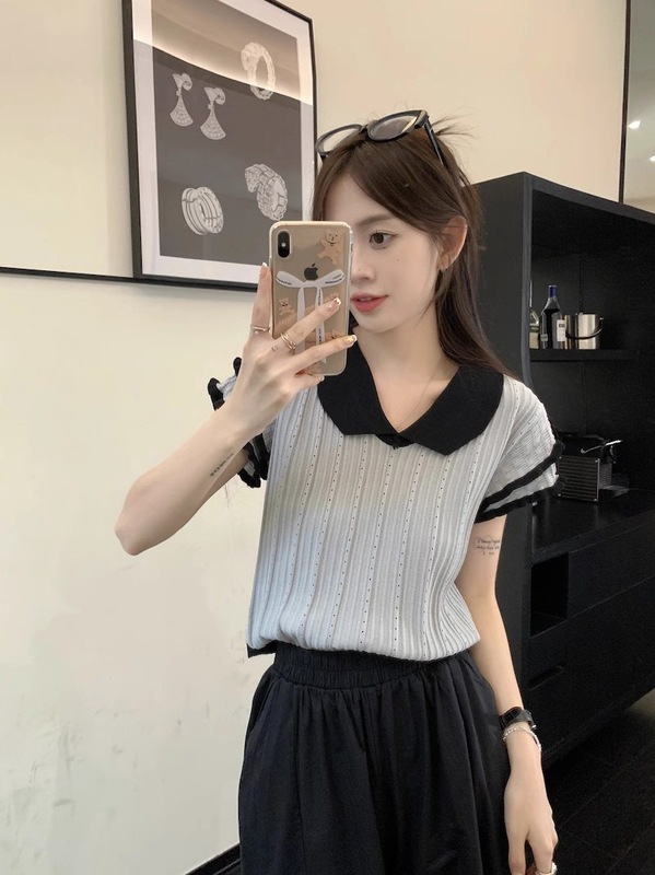 Gejiaショッピングモールの2025年夏デザインの女性用ニッチTシャツ、コントラストカラーのVネックショートフライングスリーブトップトレンディ|undefined