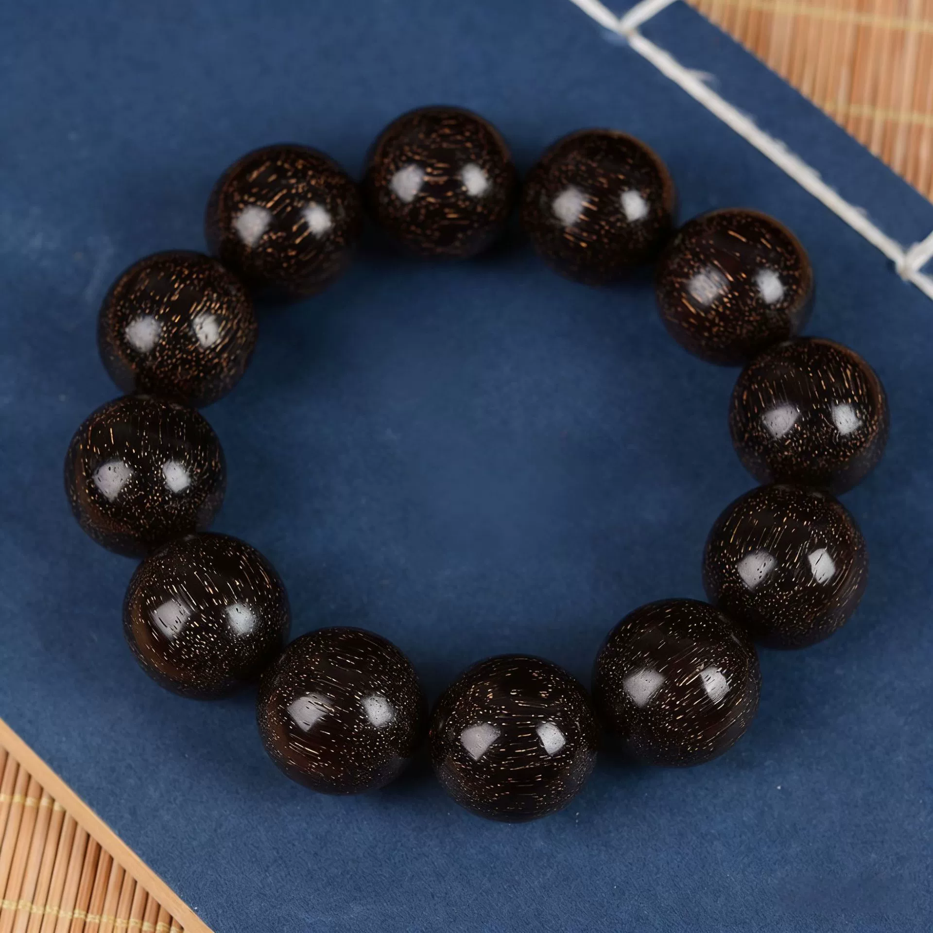 Этнический браслет-алтарь — бусины из сандалового дерева и ореха Walnut, размеры 10–20 мм