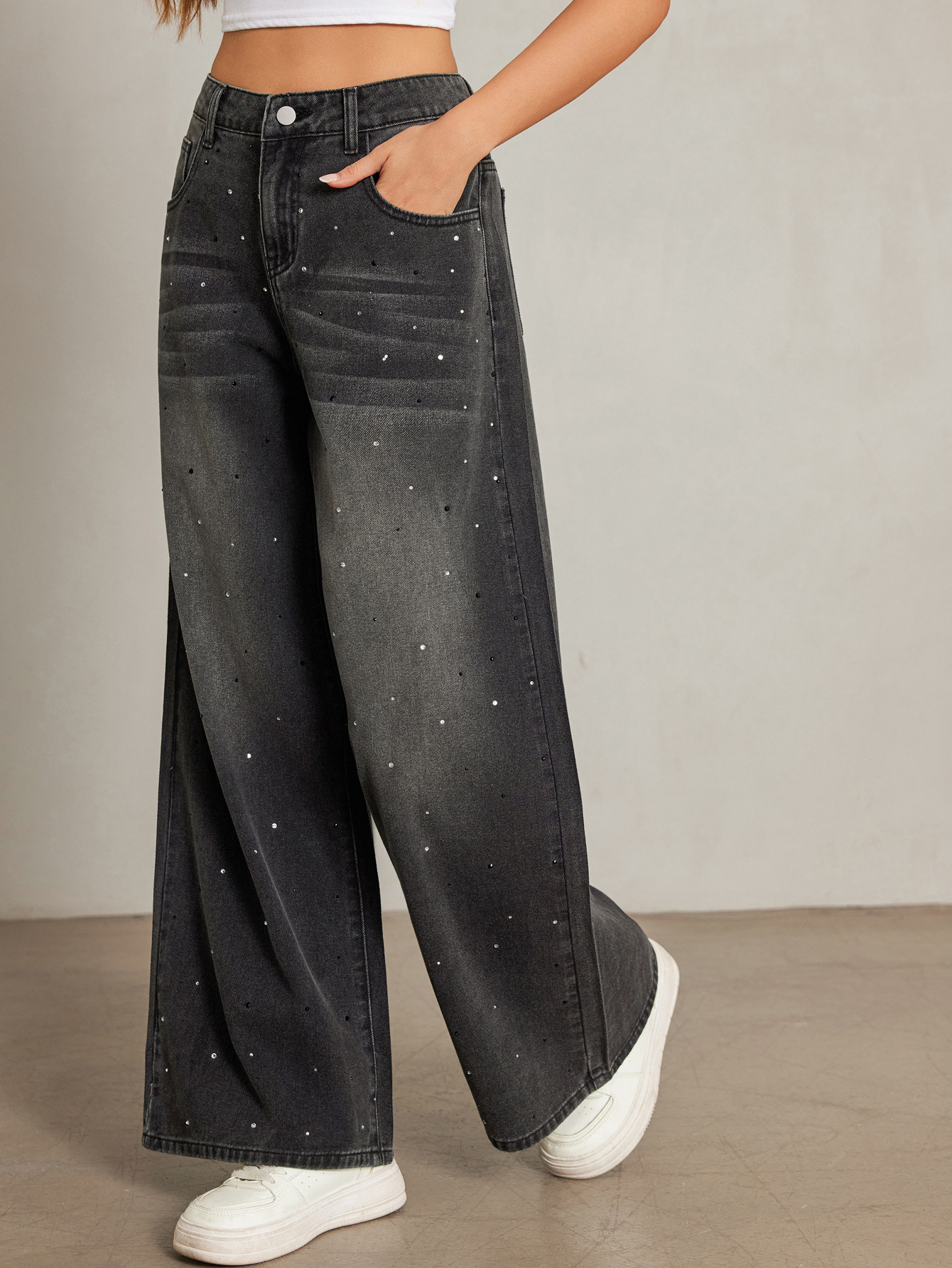 Calças de ganga retas para mulher com strass corte largo_voghion.com