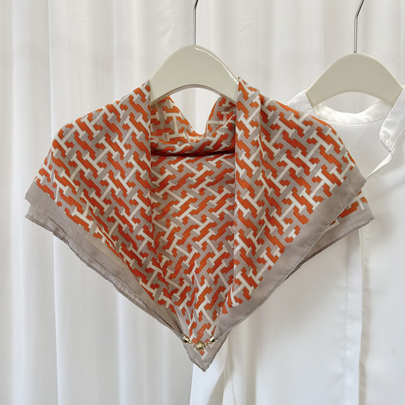 Otoño e invierno nueva pequeña bola dorada hebilla magnética bufanda cuadrada de algodón y lino elegante versátil bufanda de protección de cuello multifuncional para mujer EN VIVO caliente
