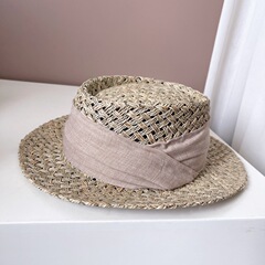夏の休暇の麦わら帽子の女性の塩漬けの草は凹みの頂の礼帽を編みます。