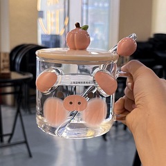 かわいいカップを飲む女性は高温に耐えます。