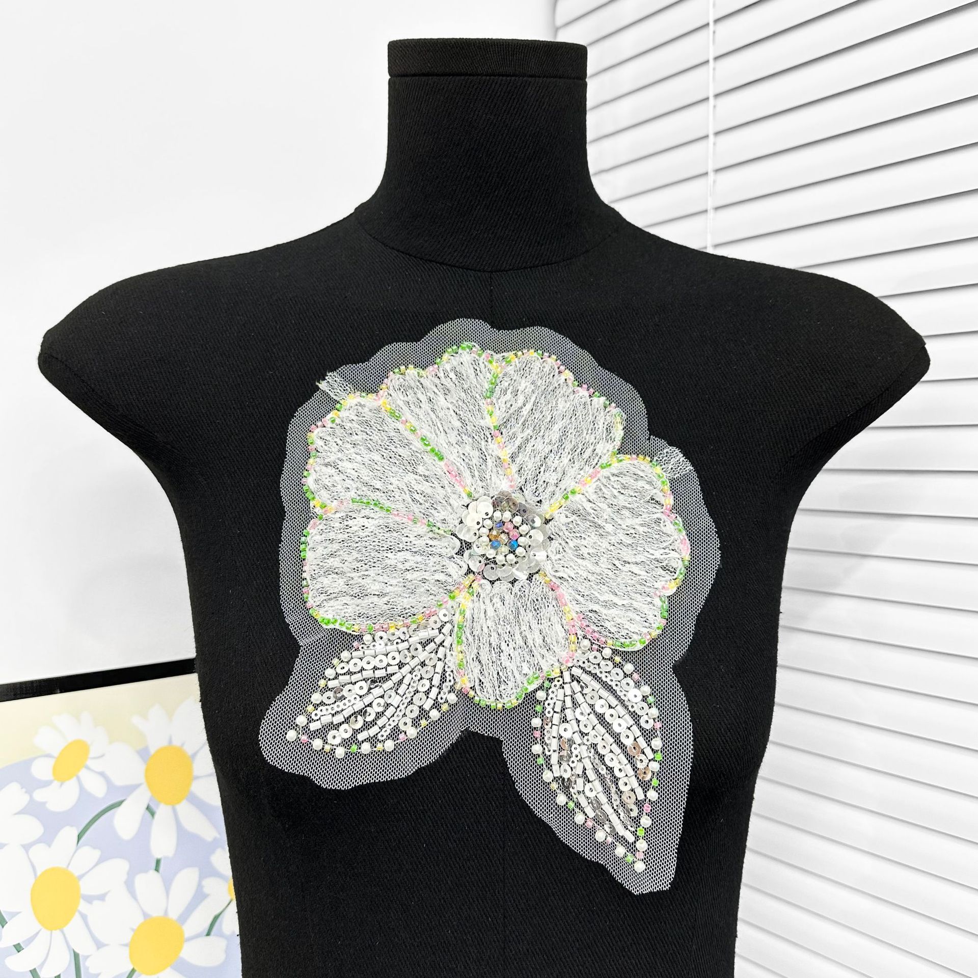Nuevo bordado de perlas tridimensionales flor decal hilo de malla bordado tela de vestido de boda escenario accesorios de decoración fábrica directa