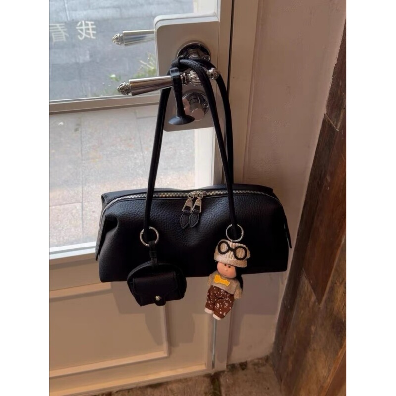 Black minimalist bowling pillow bag for women, 2026 new model, light luxury niche high-end feel, single shoulder underarm bag for women Black minimalist bowling pillow bag for women, 2026 new model, light luxury niche high-end feel, single shoulder underarm bag for women