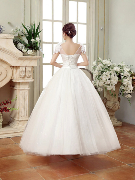 Spring fitted lace wedding dress