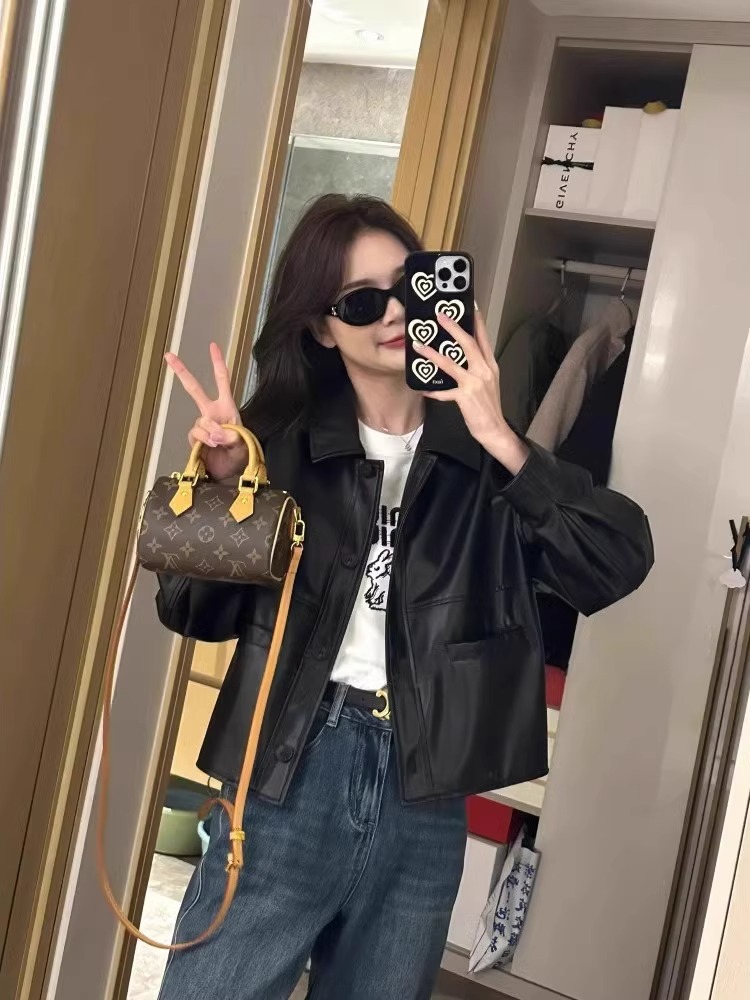 黒いpuの皮の服のコートの女性の短い金の2024春秋の新型の復古の香港風の小さい背の爆発の機関車の皮のジャケット