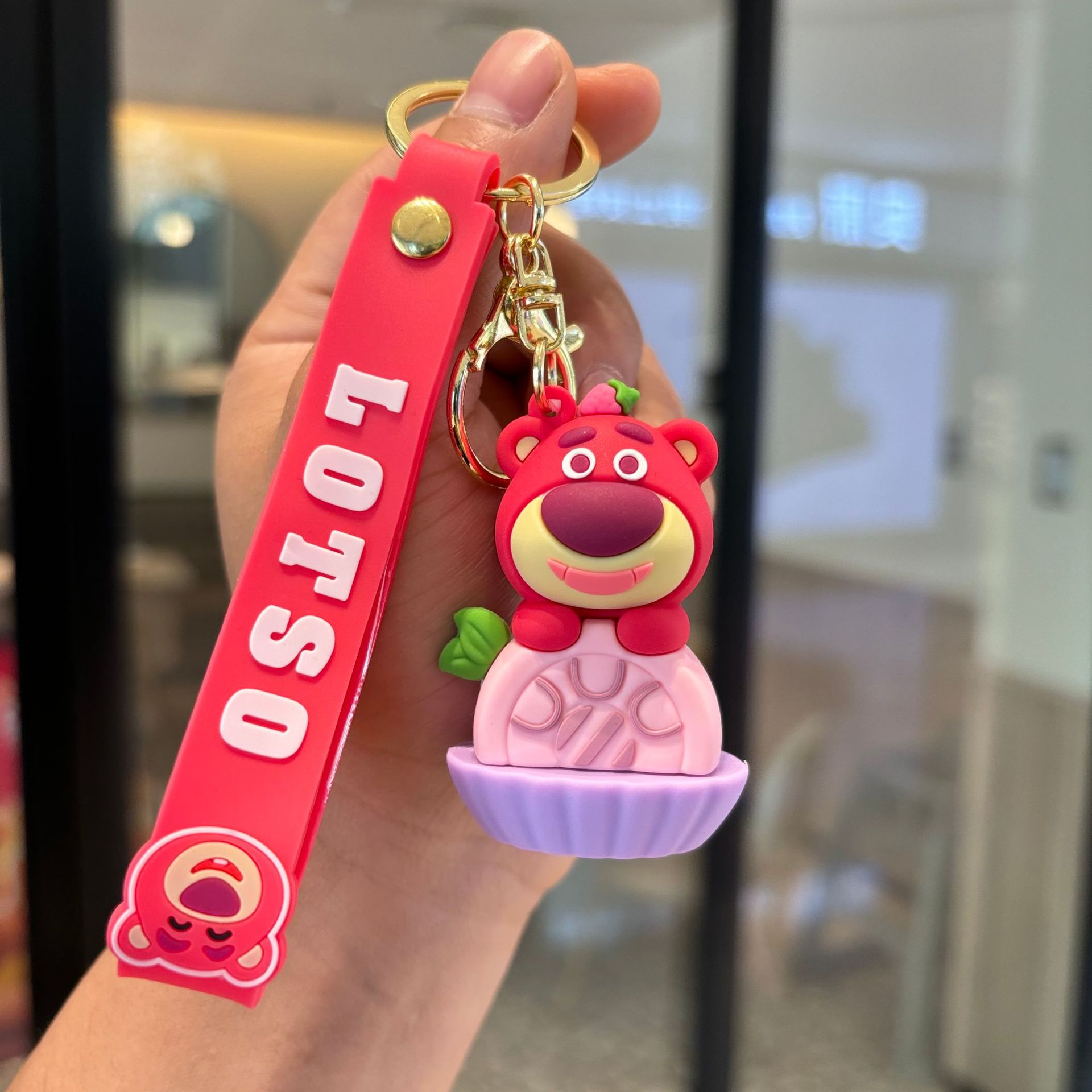Sanrio Strawberry Bear Keychain, postre, cerradura de osos, bolsos para automóviles, colgantes de muñecas, pequeños regalos para parejas.
