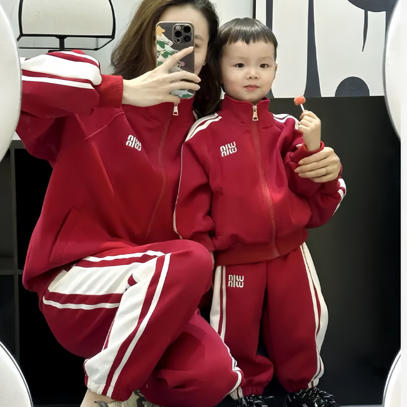 Popular en línea popular 2023 nueva ropa roja para padres e hijos Otoño e Invierno suéter engrosado para una familia de tres deportes toda la decoración del hogar