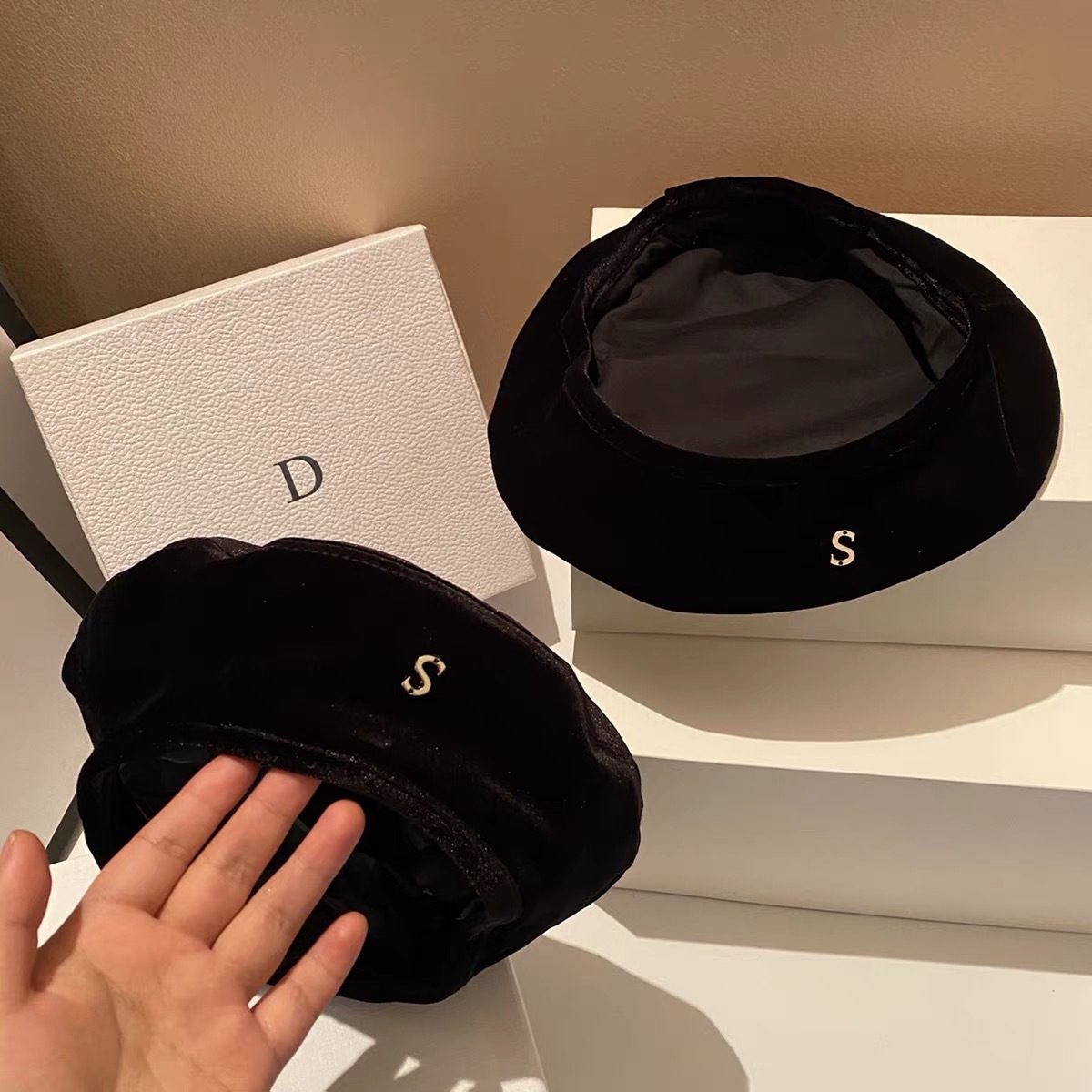 Basco da pittore in velluto nero da donna con dettagli oro_voghion.com