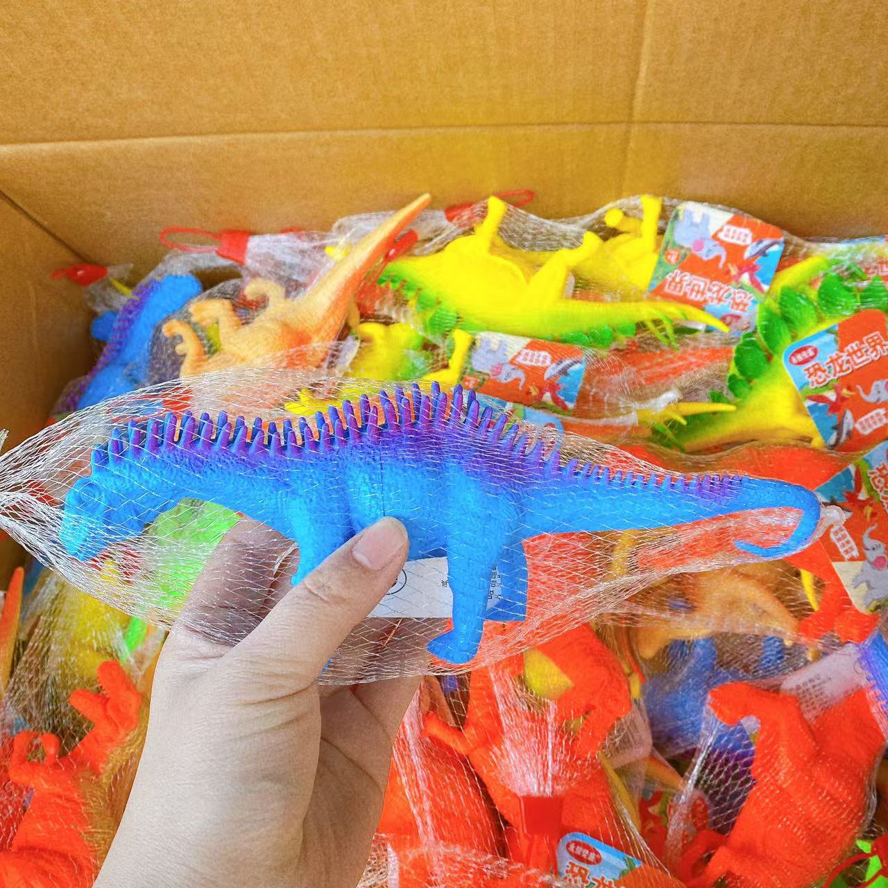 Juguetes infantiles simulación de piel de dinosaurio pellizco pellizco bolsas de red con sonido animal modelo de juguete colorido 2 yuanes al por mayor