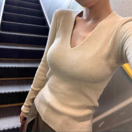 纯色v领针织打底衫女秋冬新款内搭毛衣纯欲修身显瘦百搭长袖上衣
