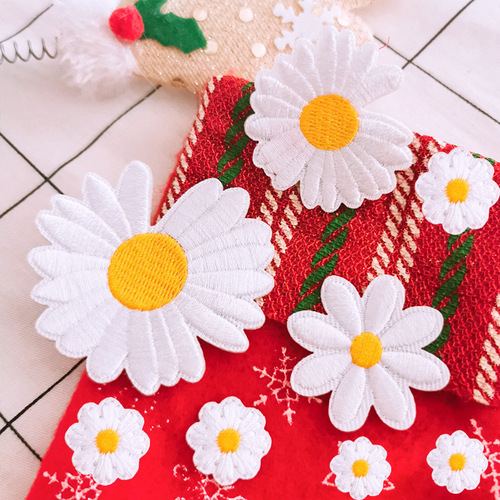 Self-adhesive white daisy embroidery patch mini embroidery patch patch cartoon badge decorative bag back tape patch