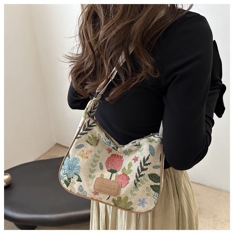 Popular fashion, simple, large-capacity printed trend 2024, fashionable patchwork canvas single-shoulder bag, small square bag, women's bag, trendy undefined