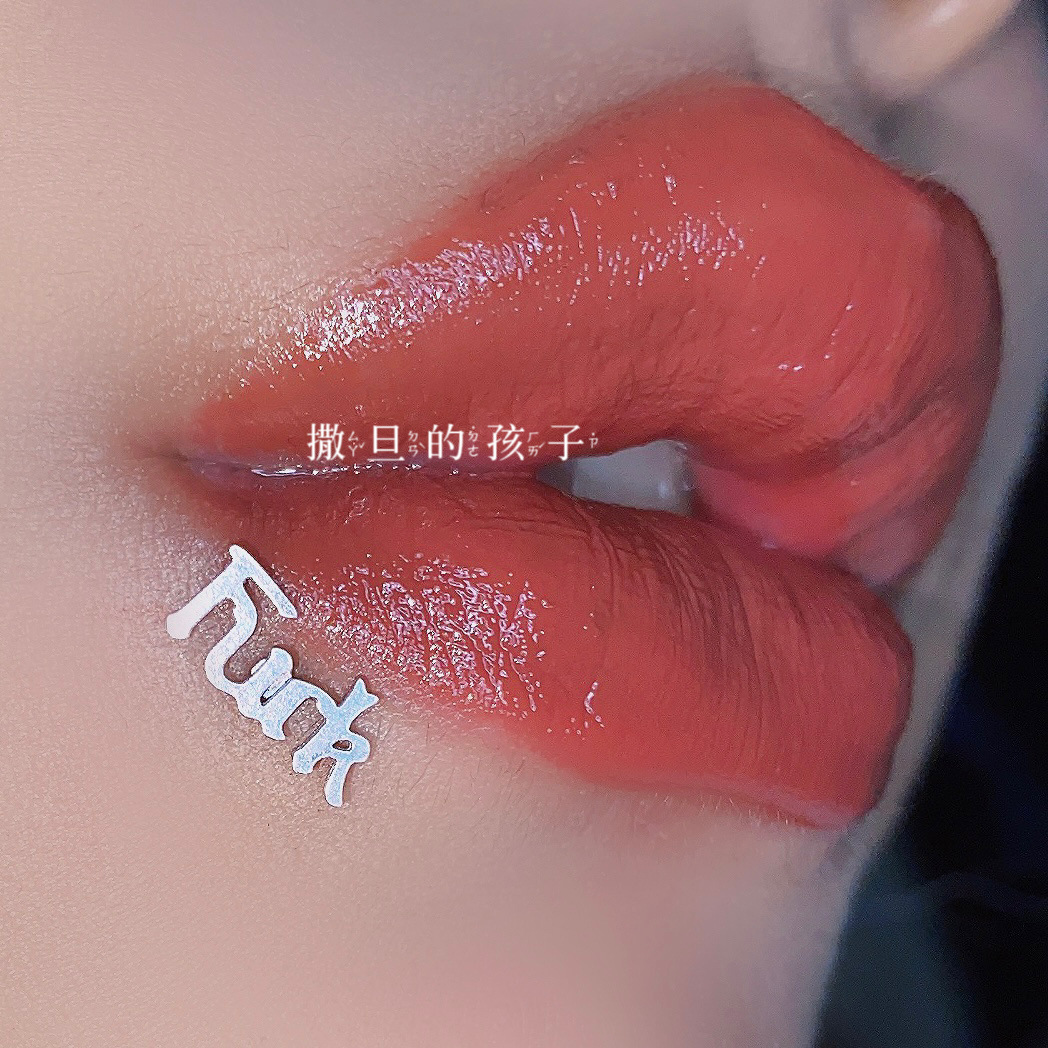 Silver pointed spike labret stud material detail