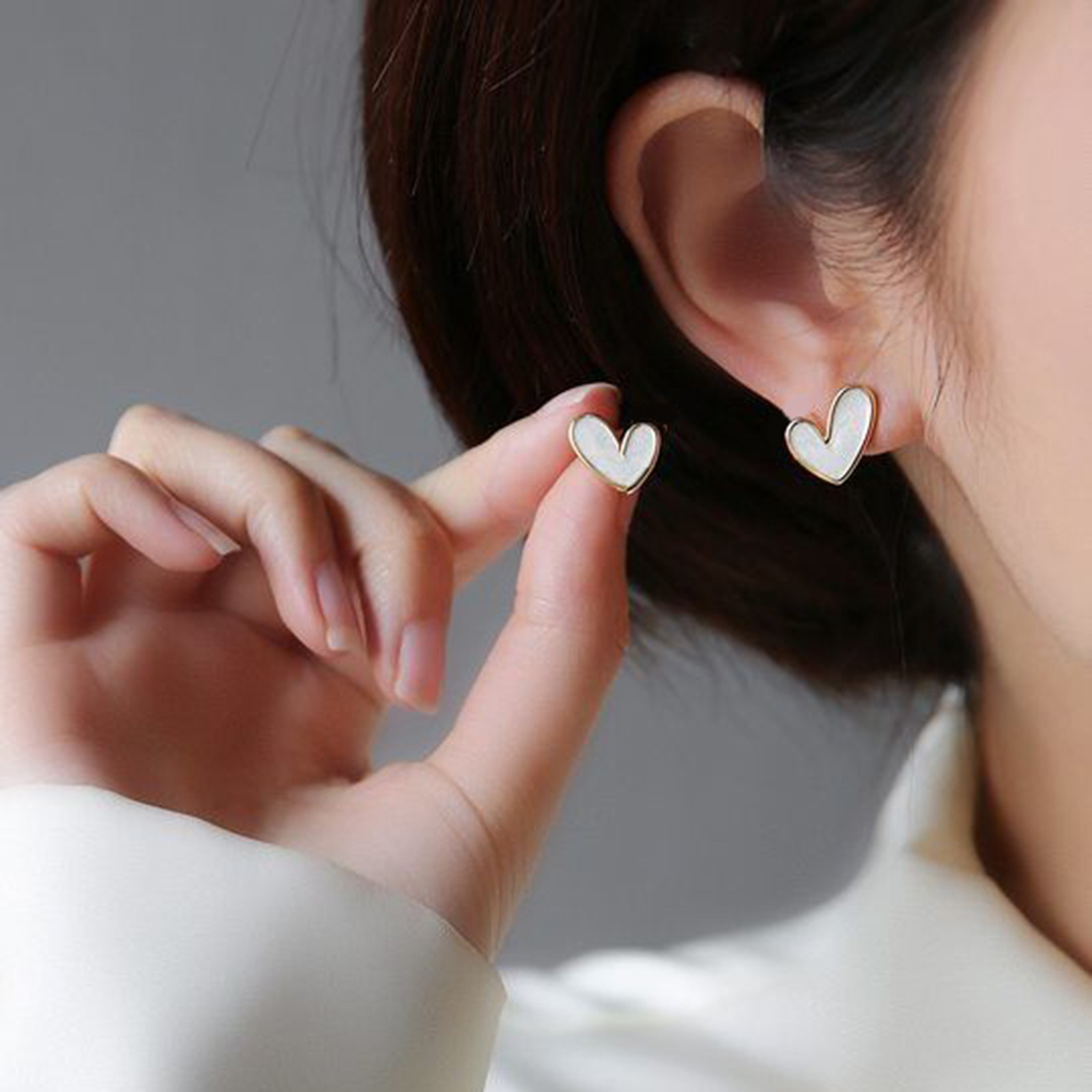 Acero de titanio de corazón de桃 18K oro simple amor de moda no se desvanece pernos de orejas nicho femenino sensación alta joyería pendientes pequeños