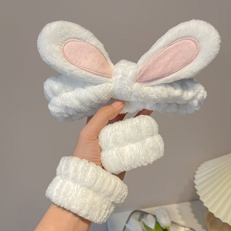 かわいいぬいぐるみのウサギの耳の顔を洗って髪を束ねます。手首に防湿袖の神器をつけます。|undefined