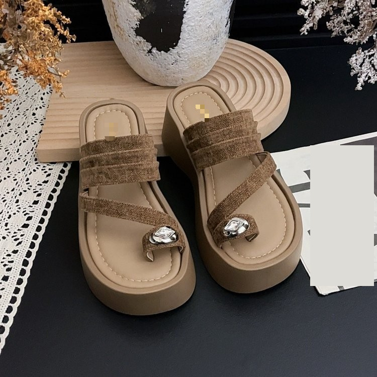 Explosión de verano de 2026 nuevo dedo de dedos grueso en una sola barra de zapatillas suaves cómodas para usar zapatillas casuales de playa para mujeres