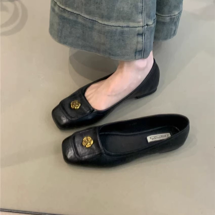 Плоская подошва маленькая ароматная черная балетная обувь весна 2025 года французский темперамент элегантная камелия светлая обувь с мягким дном