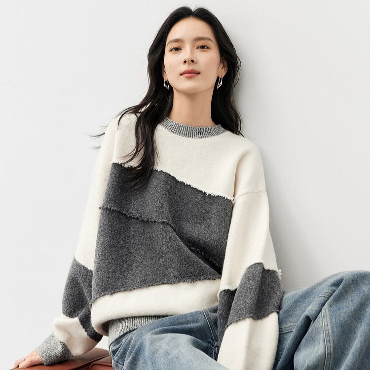 White Sheep Wool Blend Simple Contrasting Color Stitching Round Neck Knitwear for Women 2024 Winter New Loose Pullover Knitwear