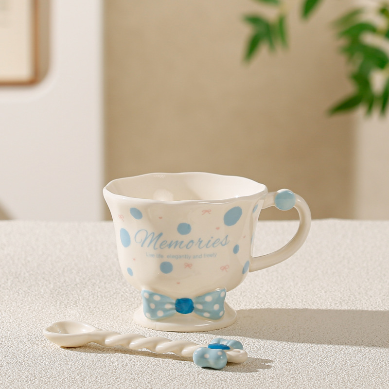 かわいい漫画の陶磁器の杯の蝶結びの高い足のコップの高い顔の値のマグカップの学生の手の贈り物の少女の心|undefined