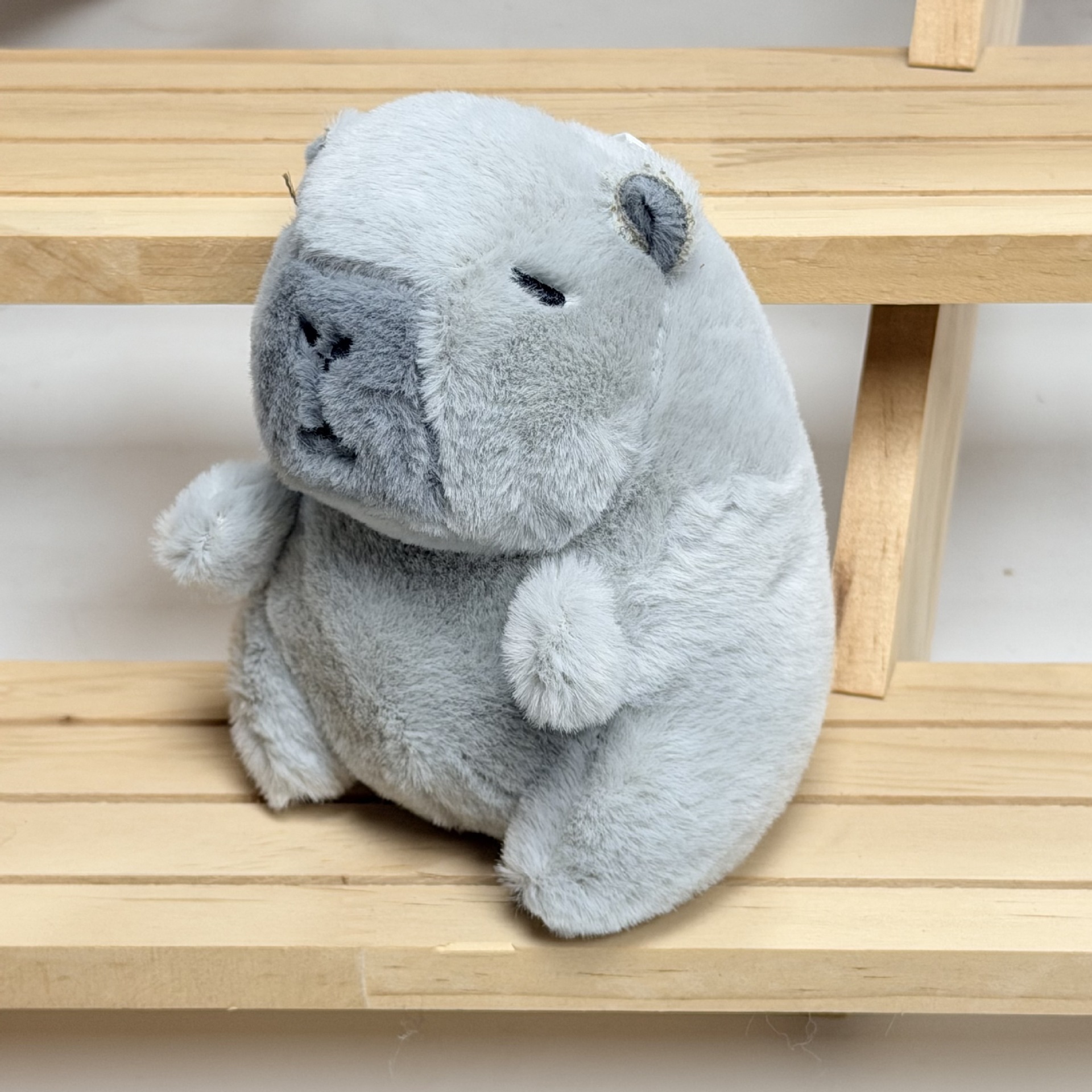 しっぽを振ることができるカピバラの人形のキーホルダーのペンダントのアクセサリーのぬいぐるみの子供のプレゼントの屋台