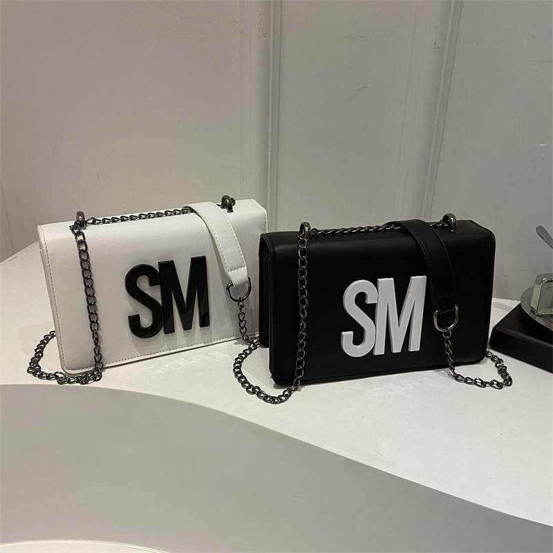 Bolso de moda moda de estilo 2025 primavera y verano nueva moda personalidad simple letras bolso de hombro de cadena casual