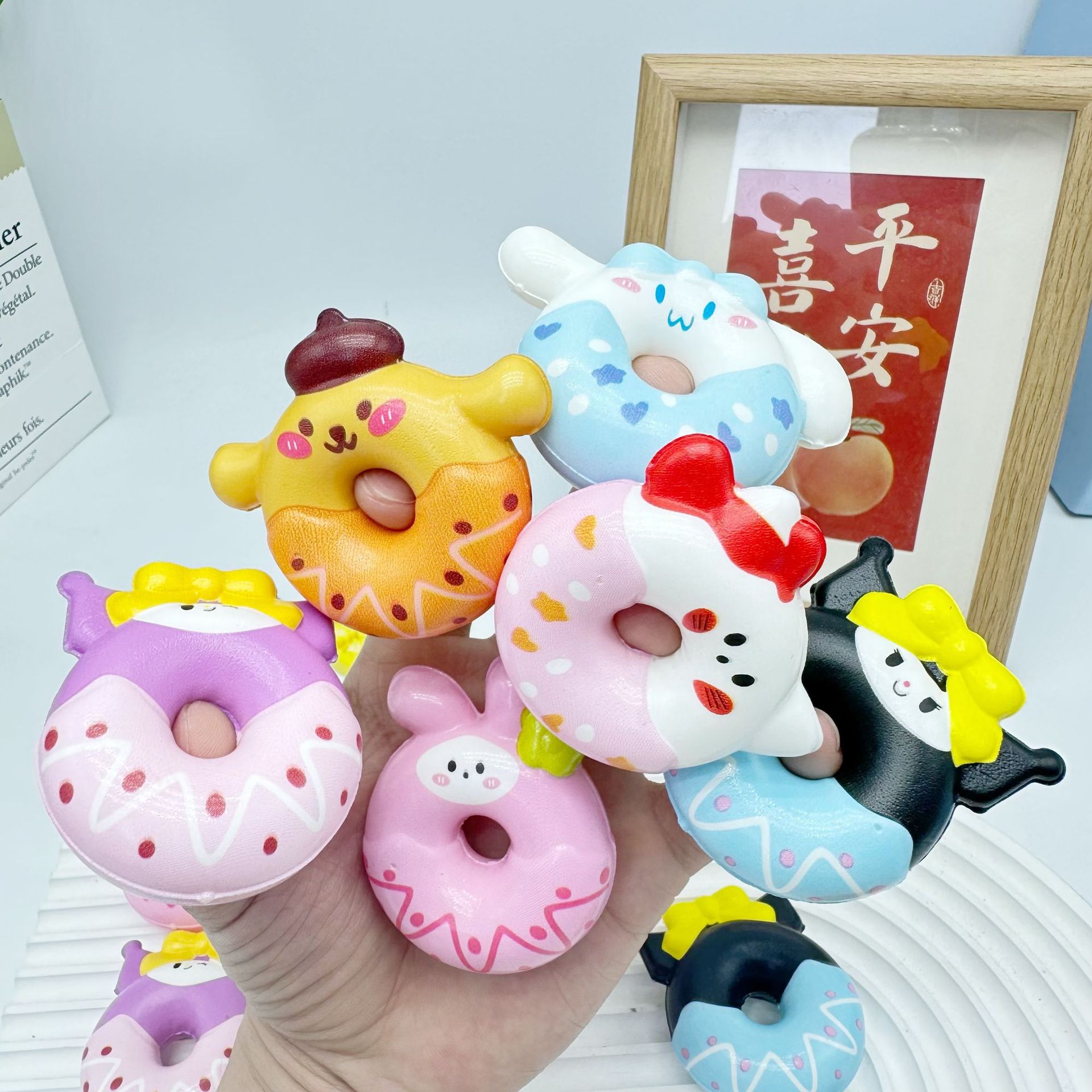 Juguetes blandos de donut para niños, populares juguetes pequeños antiestrés en caja sorpresa, venta al por mayor.