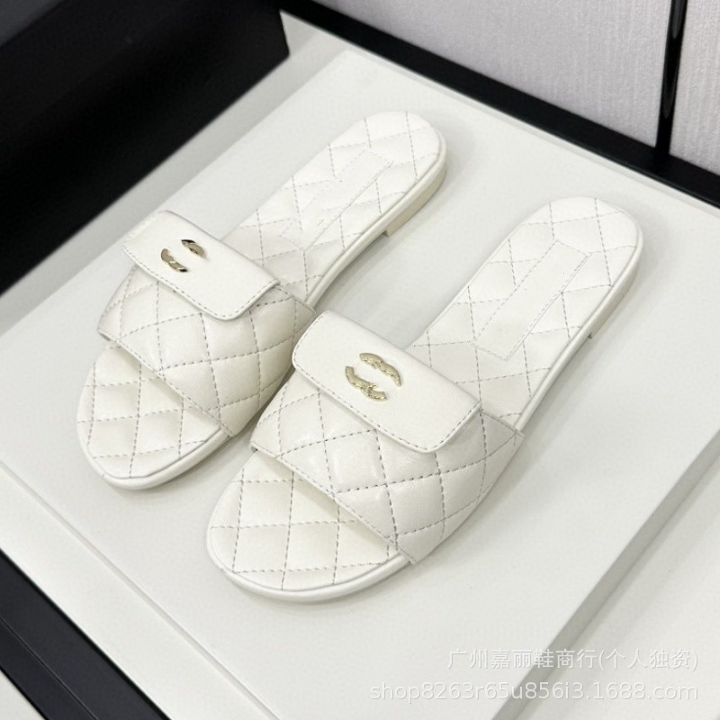 Zapatillas de viento de fragancia pequeña para mujer, primavera y verano 2025 nuevo estilo de cadena negra moda rombo fondo suave zapatillas planas de una palabra