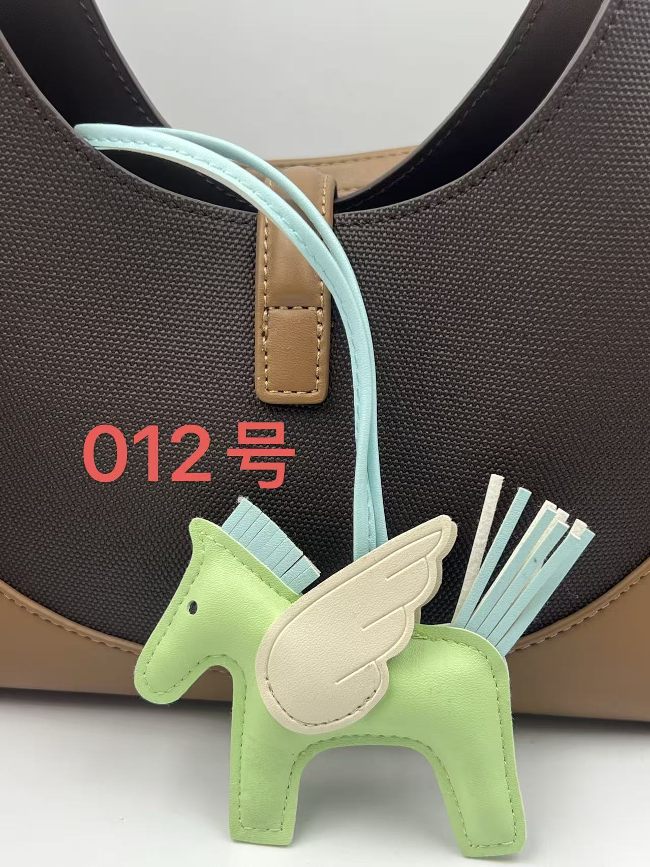 Colgante de bolsos Pegasus Mini Colgante de bolsos de estilo simple llaver de cuero image 17