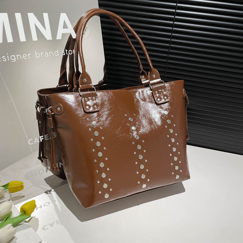 Bolso Tote de textura transfronteriza 2025 verano nuevo bolso femenino personalizado bolso de remache bolso de hombro de gran capacidad de moda