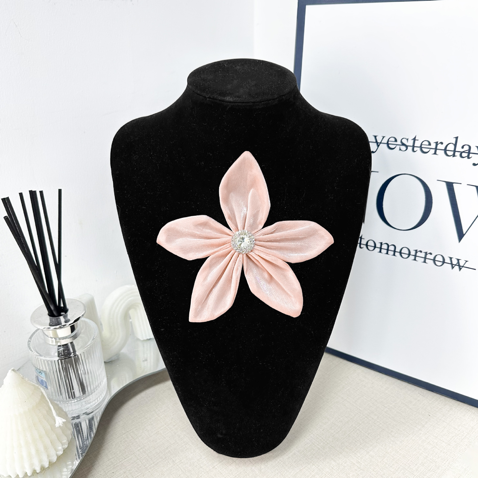 Nuevos accesorios de tela de diamante multiangular 14cm accesorios de flores de perlas cosidas a mano accesorios de ropa para niños