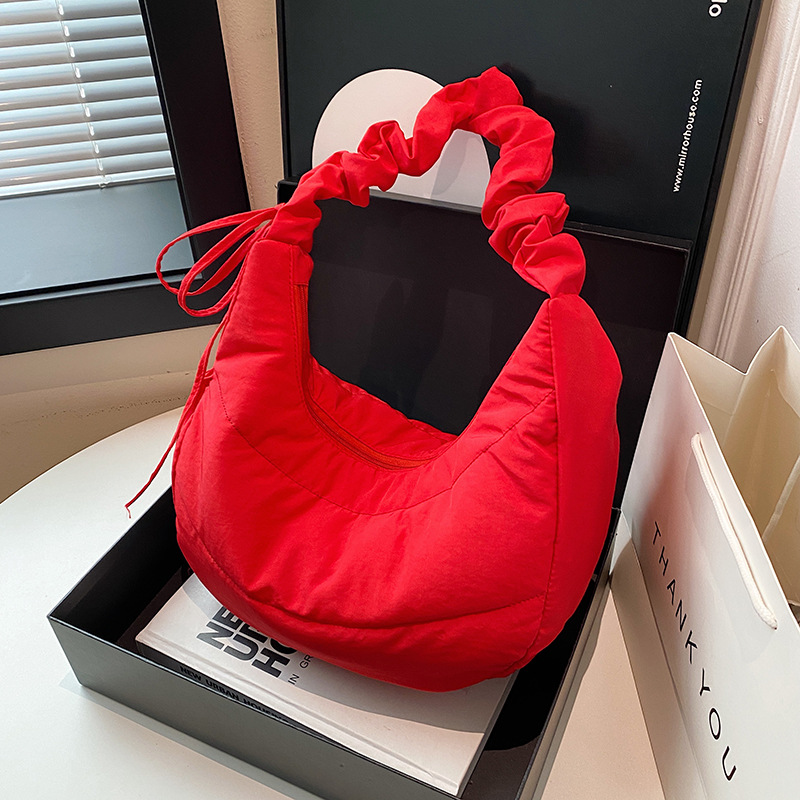 Bolso debajo de la axila para mujeres 2025 primavera nuevo diseño bolso plegado simple nicho bolso de hombro de mujeres