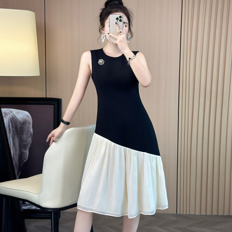 Fashionable three dimensional white summer dress with a round collar