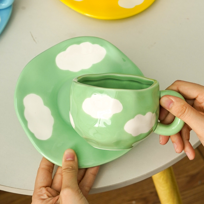 Hermoso conjunto de tazas de café y platos Regalos comerciales Irregulares tazas de desayuno transfronterizas de cerámica Pastoral pintada a mano esmaltada