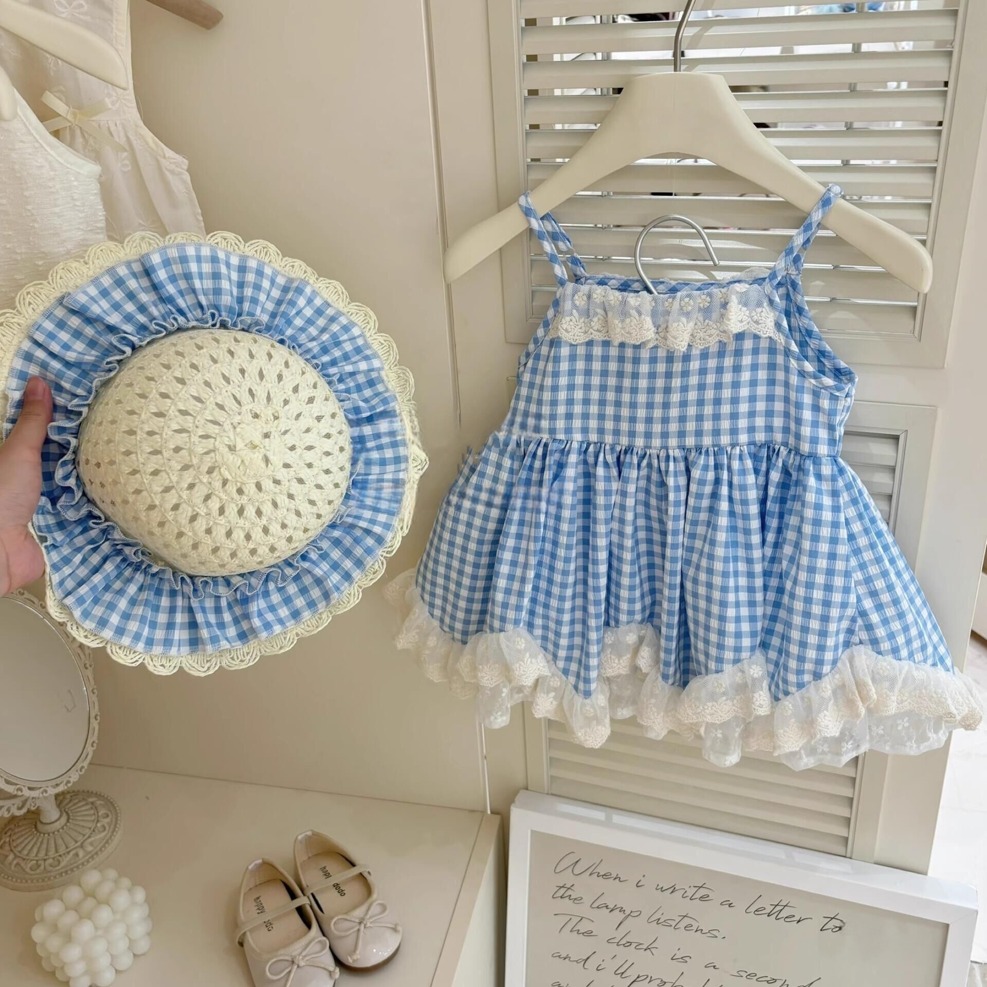 [Sombrero gratis] Vestido de niña de descanso de té verano nuevo estilo para niños falda de tirantes a cuadros falda de encaje