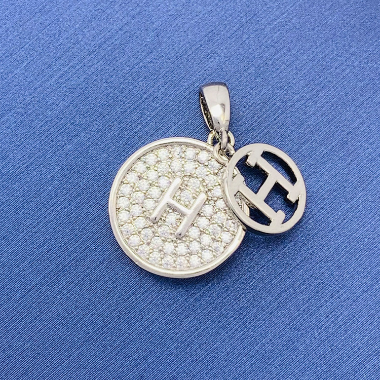 百種類のペンダントは心のままにファッションの経典を配合します。カップルの美しいペンダントは親友のアクセサリーを送ります。