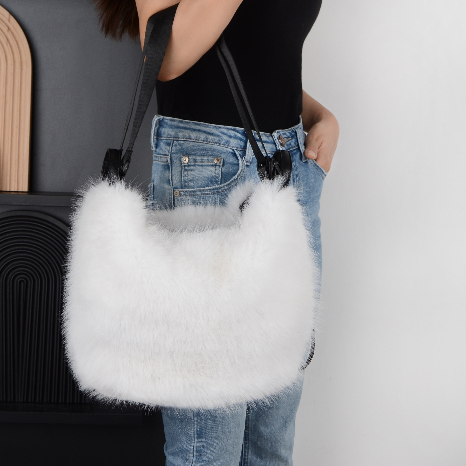 Comercio exterior nuevo bolso de peluche de hombro único bolso de moda nicho bolso de mujer bolso de peluche de moda europea y americana bolso al por mayor image 3