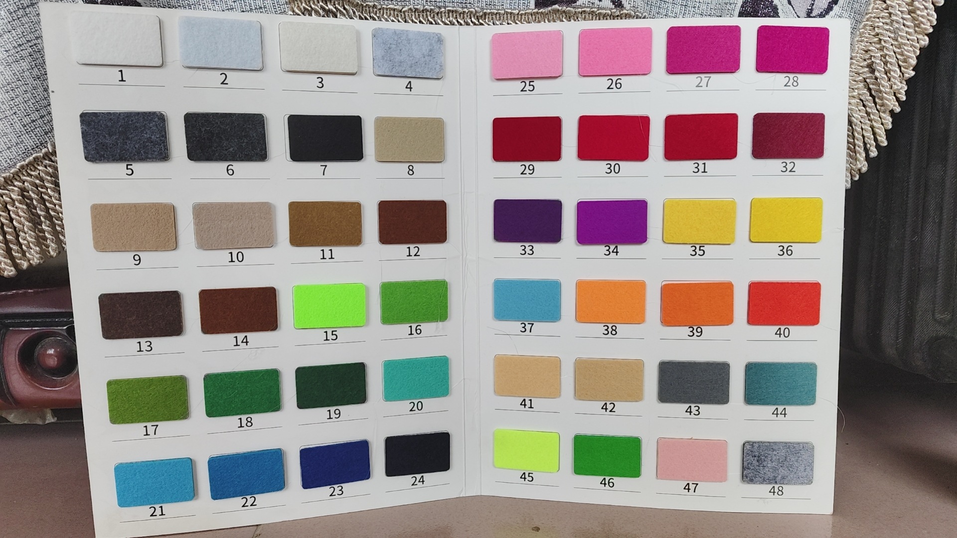 Fabricantes al por mayor de tela de fieltro de color jardín de infantes mano no tejida 1 - 4mm se puede cortar aguja fieltro adhesivo