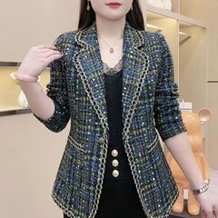2024秋冬スタイルのファッション的な雰囲気の高級な逸品に合わせて、洋風のお母さんが小さいスーツの中の長いコートの上着を着ます。