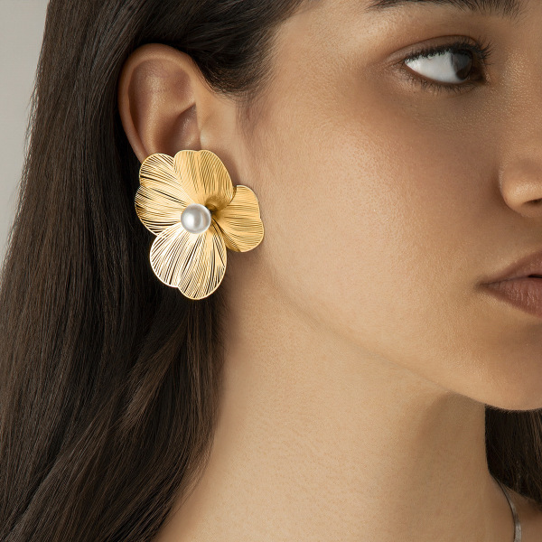 Elegant universal design earrings