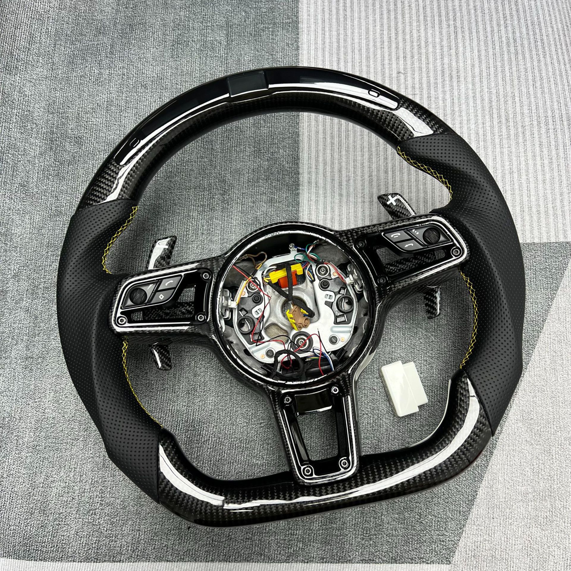 Carbon Fiber Steering Wheel Customization Suitable for Porsche Macan Cayenne Panamera Steering Wheel Processing