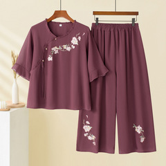 おばあさんの夏服の半袖のtシャツのスーツの中でお年寄りの女性の日常のゆったりしている上着のズボンのおばあさんのお母さんの服