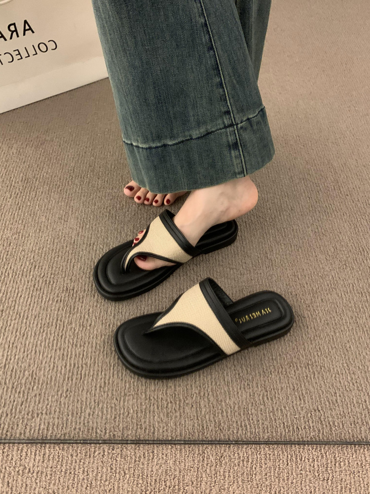 Sandalias y zapatillas chanclas planas negras estilo hada coreana para mujer en verano 2025 nuevos zapatos de playa casuales junto al mar