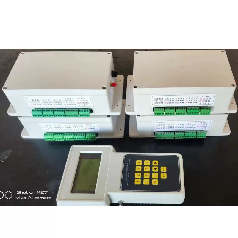 厂家直供交通信号控制器 多功能信号控制机太阳能无线信号机